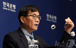 이창용 "환율·집값 리스크에 금리 동결"…인상론엔 선 그어
