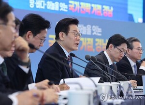 李대통령 "서울 아파트 한 평 3억 말이 되나…정치가 해결해야"