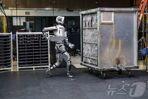 숙련공 노하우 AI에 넘겨라?…"기술 보존" vs "일자리 대체" 충돌